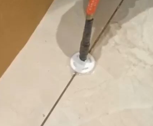 平乡瓷砖空鼓维修公司专业解答瓷砖在铺贴过程中，如果没有涂抹均匀到位的粘结材料（如水泥砂浆或瓷砖胶），可能会导致以下问题